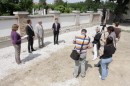 Kerítés átadás az izraelita temetőnél 2013.05.15.  0014.JPG