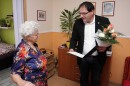 Mészáros Attila önkormányzati képviselő Horváth Józsefnét köszönti 90. születésnapja alkalmából  2014 0004.jpg