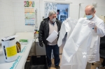 Háziorvosok védőfelszerelést vesznek át