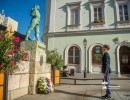 Néma koszorúzás a Varkocs szobornál
