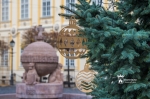 Feldíszített fenyőfa a Városháza előtt