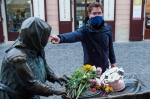 Katalin-napi köszöntés Kati néni szobránál