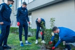 Alba kosarasok fagyal sövényt ültetnek a Föld napja alkalmából