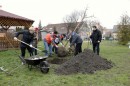 Deák Lajosné fát ültet a Nefelejcs utcai óvodában a szülőkkel 2013.04.05. 00007.JPG