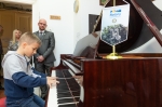 Megújult zongora átadása a zeneiskolában